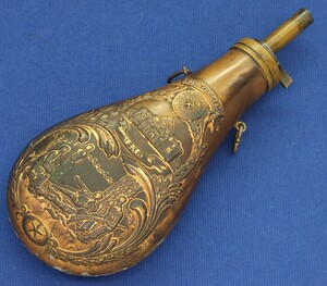 A replica Copper embossed US Alamo, Liberty or Death, 1836, State of Texas Powderflask. Height 23,5 cm. In very good condition. Price 75 euro