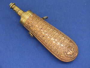 A very fine antique 19th century French Embossed Powder Flask with a pump charger, signed J.N.N.  a Paris, height 18,5 cm, in near mint condition. Price 425 euro