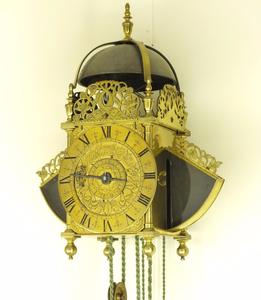 A very nice antique 17th century English winged brass lantern clock, signed John Ebsworth at the Crossed Keys in Lothbury Londini Fecit, total height 40cm. Price 8.900 euro