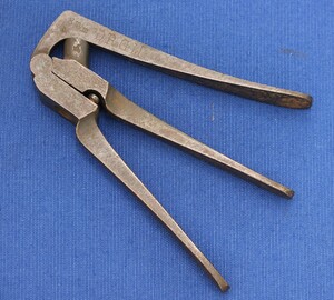 A very nice antique Decapping Tool for caliber 8 mm, signed D.R.G.M., length 13,5 cm, in very good condition.Price 40 euro