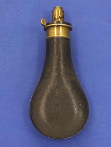 A very nice antique English Black Leather Covered Powderflask by SYKES PATENT, height 20.5 cm, in very good condition. Price 360 euro