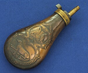 A very nice replica American Dog and Pheasants pistol powderflask, also used for cased Remington Army Revolvers. Height 16 cm. In very good condition. Price 75 euro