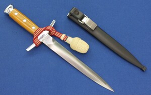 A very nice Swiss Officers Dagger Model 1943 by ELSENER SCHWYZ VICTORIA, with Officers Knot, total length 36,5 cm, in mint condition. Price 375 euro