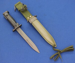 A very nice US Bayonet M5 for M1 Garand Rifle, guard marked US M5 A1 / AK 1, length 29 cm, in mint condition. Price 125 euro