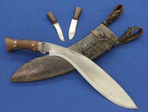 A very nice vintage/antique Nepalese Gurkha Kukri Dagger with original leather Scabbard and 2 utility knives. Length 46,5cm. In very good condition. Price 250 euro