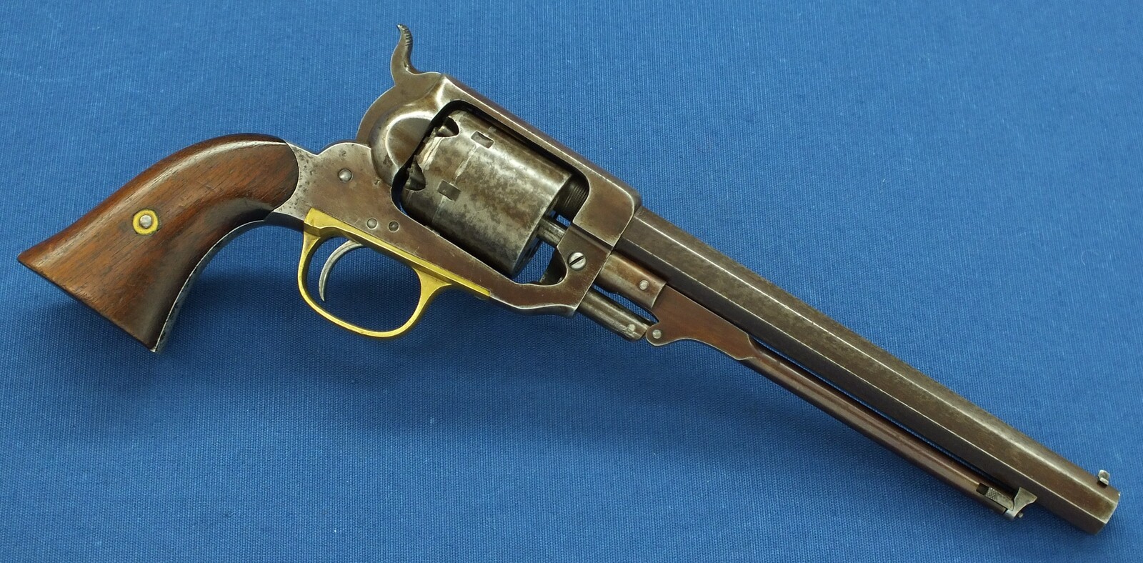 An antique American Whitney Navy & Eagle Co. Second Model 5th Type 6 shot Percussion Revolver. Caliber 36, 7,5 inch barrel. Length 35cm. In very good condition. Price 2.550 euro