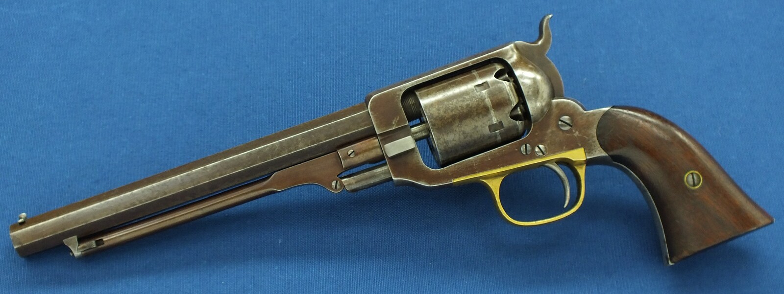 An antique American Whitney Navy & Eagle Co. Second Model 5th Type 6 shot Percussion Revolver. Caliber 36, 7,5 inch barrel. Length 35cm. In very good condition. Price 2.550 euro