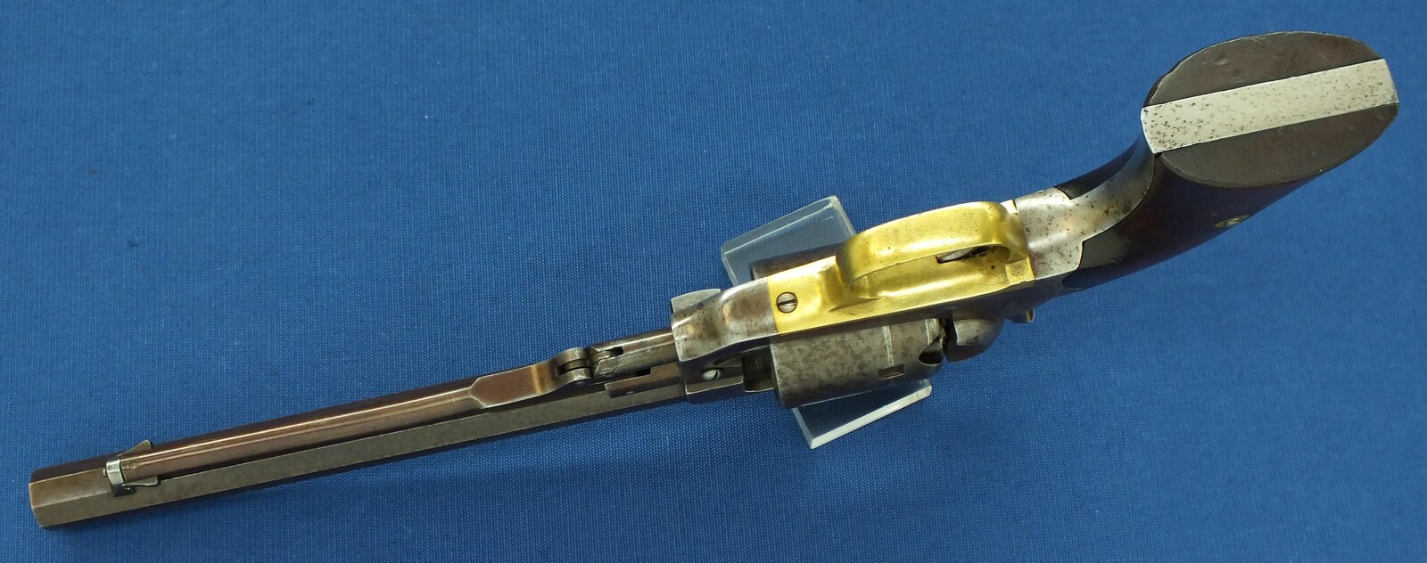 An antique American Whitney Navy & Eagle Co. Second Model 5th Type 6 shot Percussion Revolver. Caliber 36, 7,5 inch barrel. Length 35cm. In very good condition. Price 2.550 euro