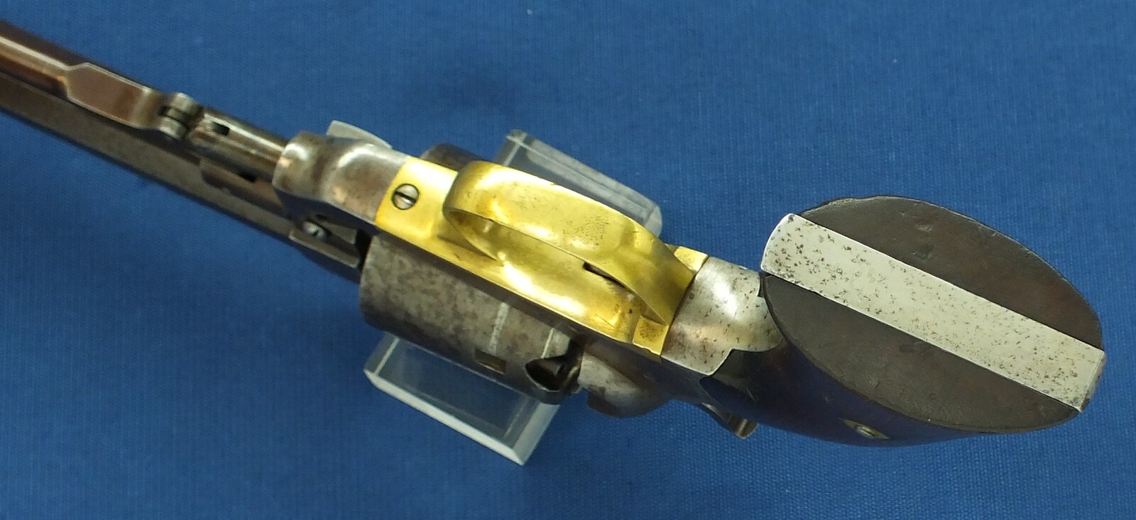 An antique American Whitney Navy & Eagle Co. Second Model 5th Type 6 shot Percussion Revolver. Caliber 36, 7,5 inch barrel. Length 35cm. In very good condition. Price 2.550 euro