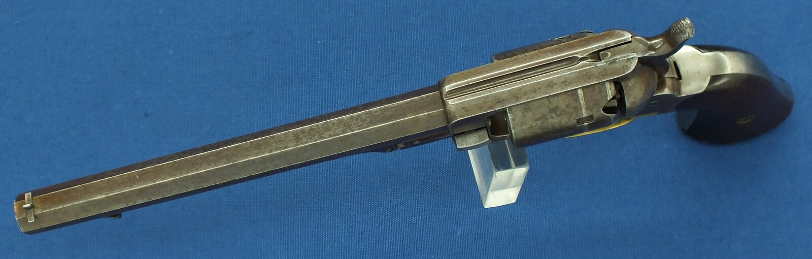 An antique American Whitney Navy & Eagle Co. Second Model 5th Type 6 shot Percussion Revolver. Caliber 36, 7,5 inch barrel. Length 35cm. In very good condition. Price 2.550 euro