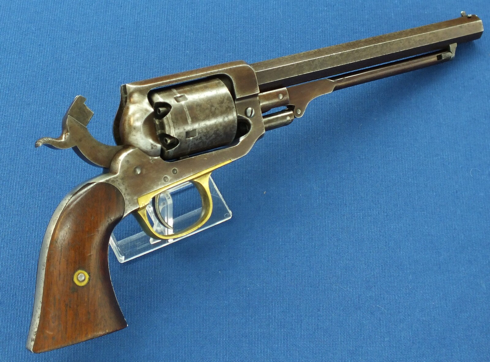 An antique American Whitney Navy & Eagle Co. Second Model 5th Type 6 shot Percussion Revolver. Caliber 36, 7,5 inch barrel. Length 35cm. In very good condition. Price 2.550 euro