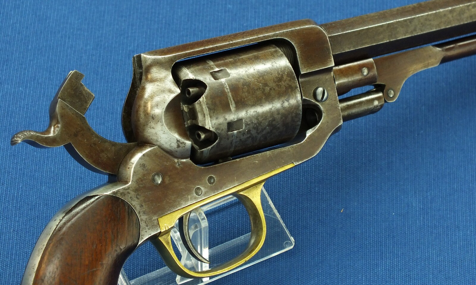 An antique American Whitney Navy & Eagle Co. Second Model 5th Type 6 shot Percussion Revolver. Caliber 36, 7,5 inch barrel. Length 35cm. In very good condition. Price 2.550 euro