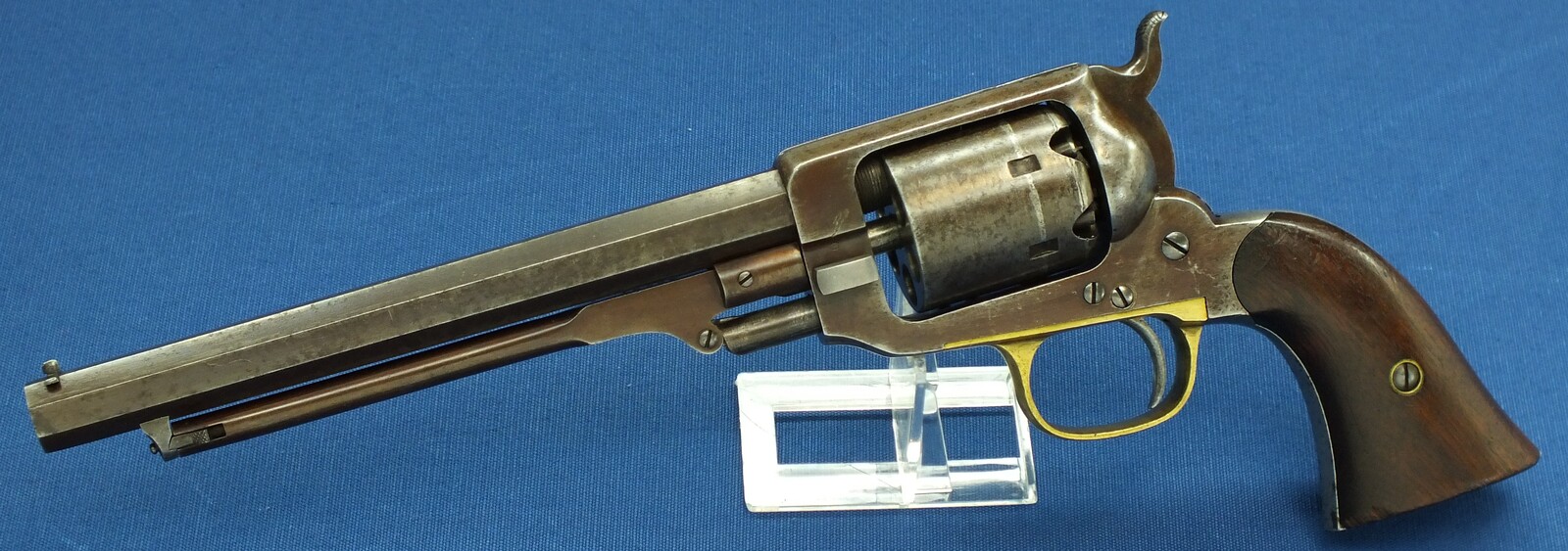 An antique American Whitney Navy & Eagle Co. Second Model 5th Type 6 shot Percussion Revolver. Caliber 36, 7,5 inch barrel. Length 35cm. In very good condition. Price 2.550 euro