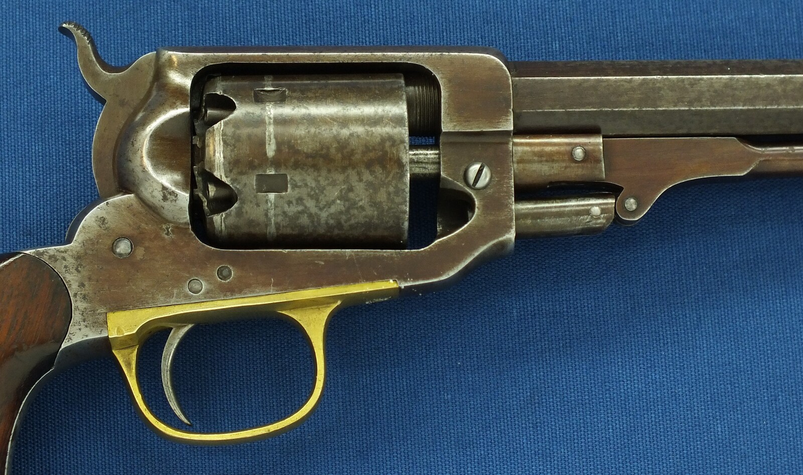 An antique American Whitney Navy & Eagle Co. Second Model 5th Type 6 shot Percussion Revolver. Caliber 36, 7,5 inch barrel. Length 35cm. In very good condition. Price 2.550 euro