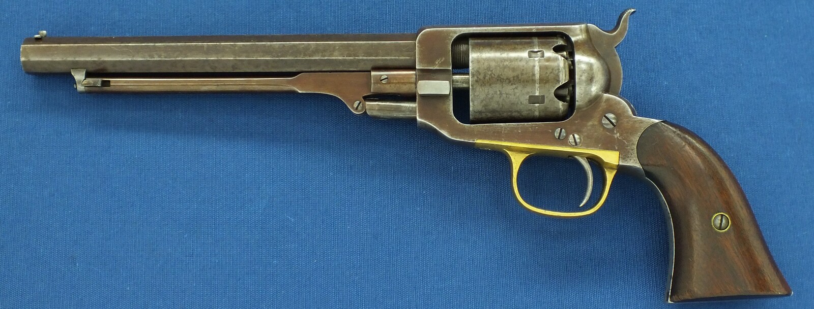 An antique American Whitney Navy & Eagle Co. Second Model 5th Type 6 shot Percussion Revolver. Caliber 36, 7,5 inch barrel. Length 35cm. In very good condition. Price 2.550 euro