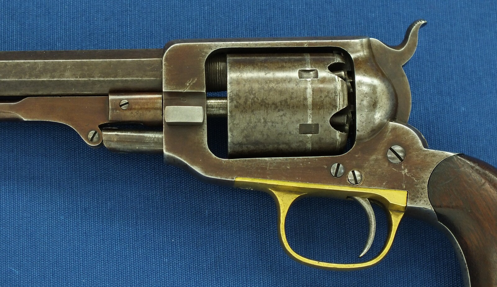 An antique American Whitney Navy & Eagle Co. Second Model 5th Type 6 shot Percussion Revolver. Caliber 36, 7,5 inch barrel. Length 35cm. In very good condition. Price 2.550 euro