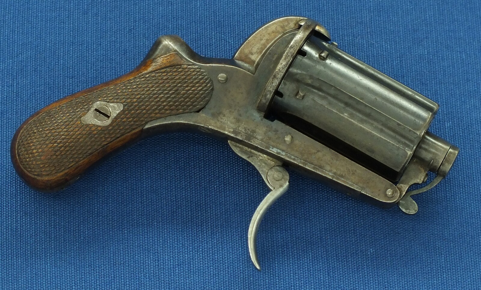 An antique Belgian 6 shot Pinfire Pepperbox by August Francotte A Liege. SN77. Caliber 7mm. Length 14cm. In very good condition. Price 775 euro.