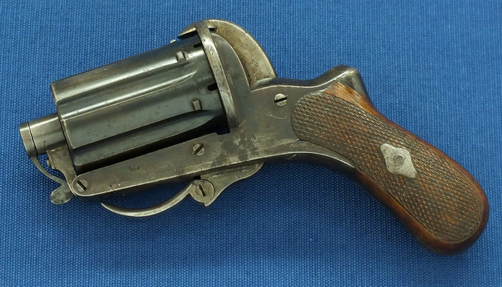 An antique Belgian 6 shot Pinfire Pepperbox by August Francotte A Liege. SN77. Caliber 7mm. Length 14cm. In very good condition. Price 775 euro.