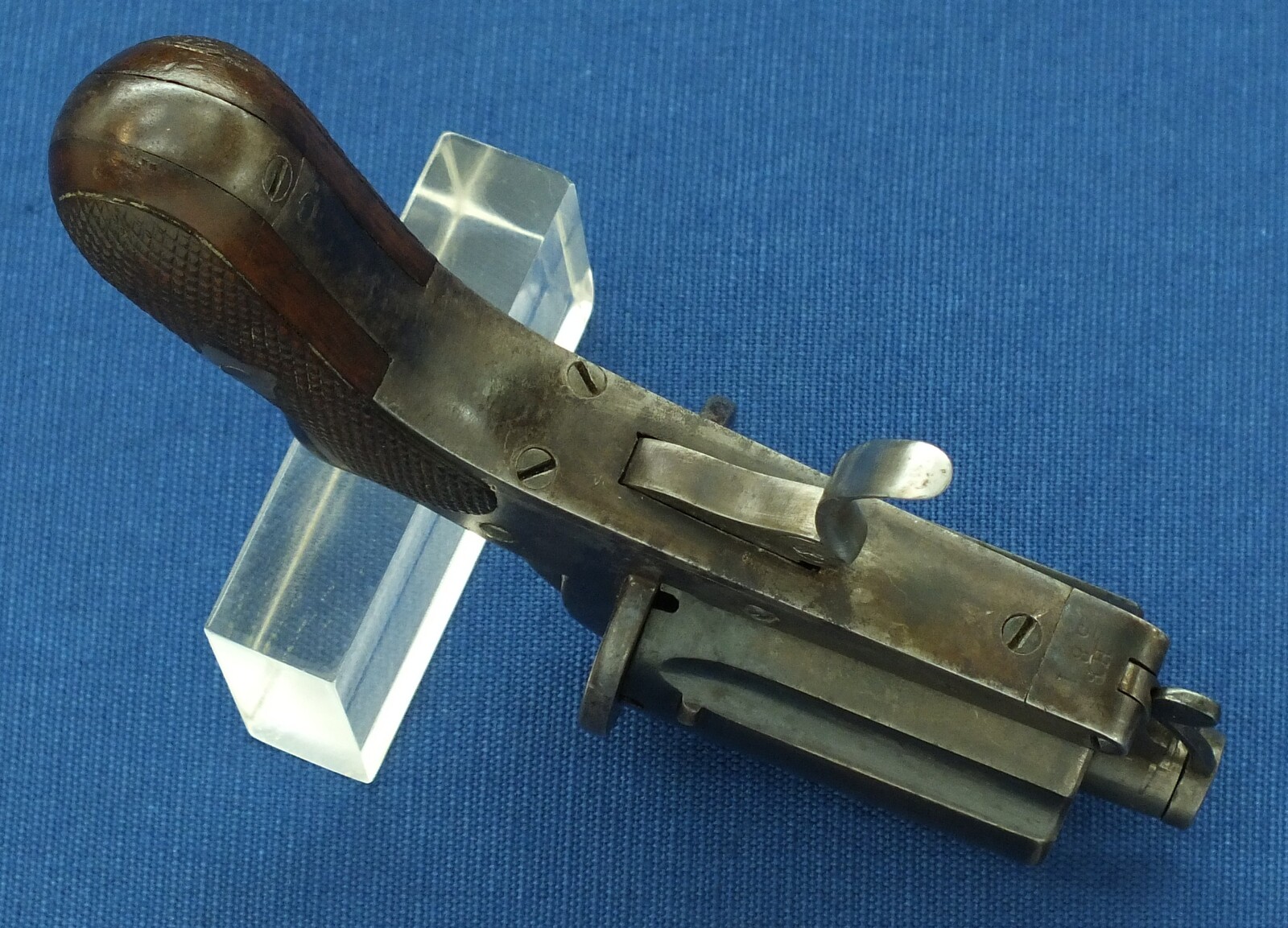 An antique Belgian 6 shot Pinfire Pepperbox by August Francotte A Liege. SN77. Caliber 7mm. Length 14cm. In very good condition. Price 775 euro.