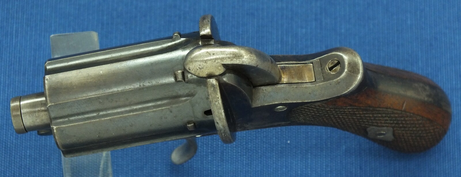 An antique Belgian 6 shot Pinfire Pepperbox by August Francotte A Liege. SN77. Caliber 7mm. Length 14cm. In very good condition. Price 775 euro.