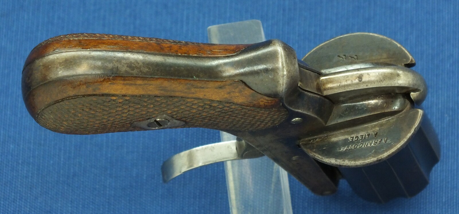 An antique Belgian 6 shot Pinfire Pepperbox by August Francotte A Liege. SN77. Caliber 7mm. Length 14cm. In very good condition. Price 775 euro.