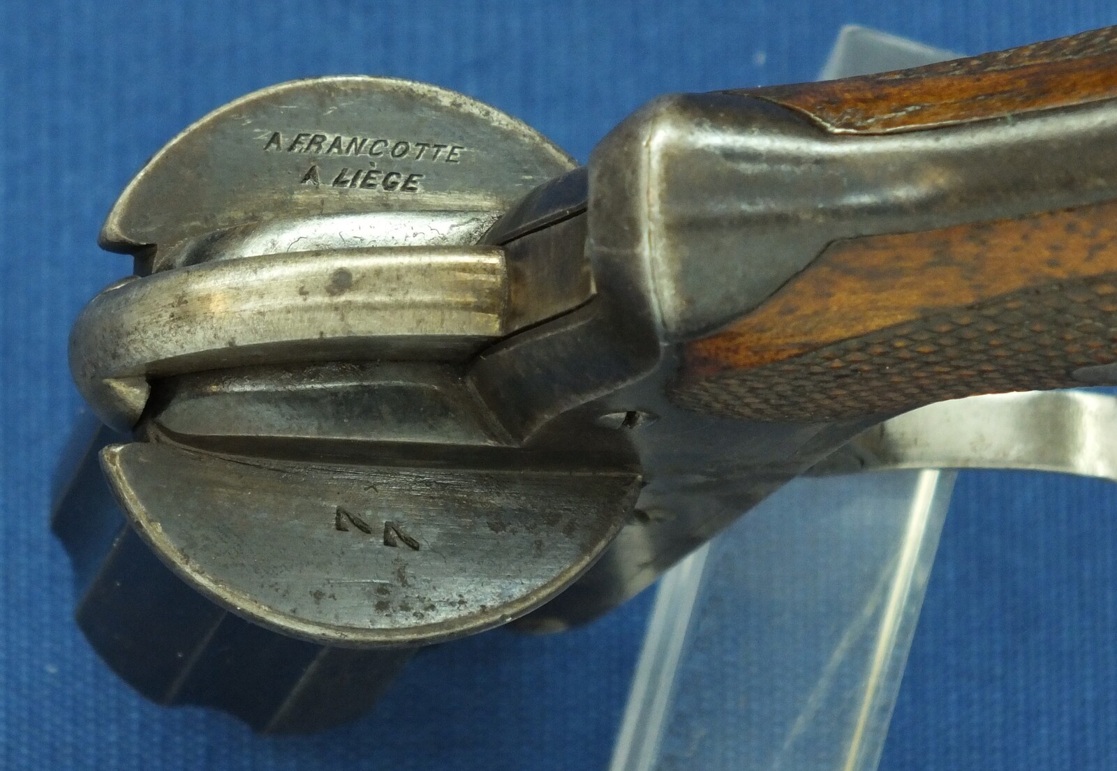 An antique Belgian 6 shot Pinfire Pepperbox by August Francotte A Liege. SN77. Caliber 7mm. Length 14cm. In very good condition. Price 775 euro.