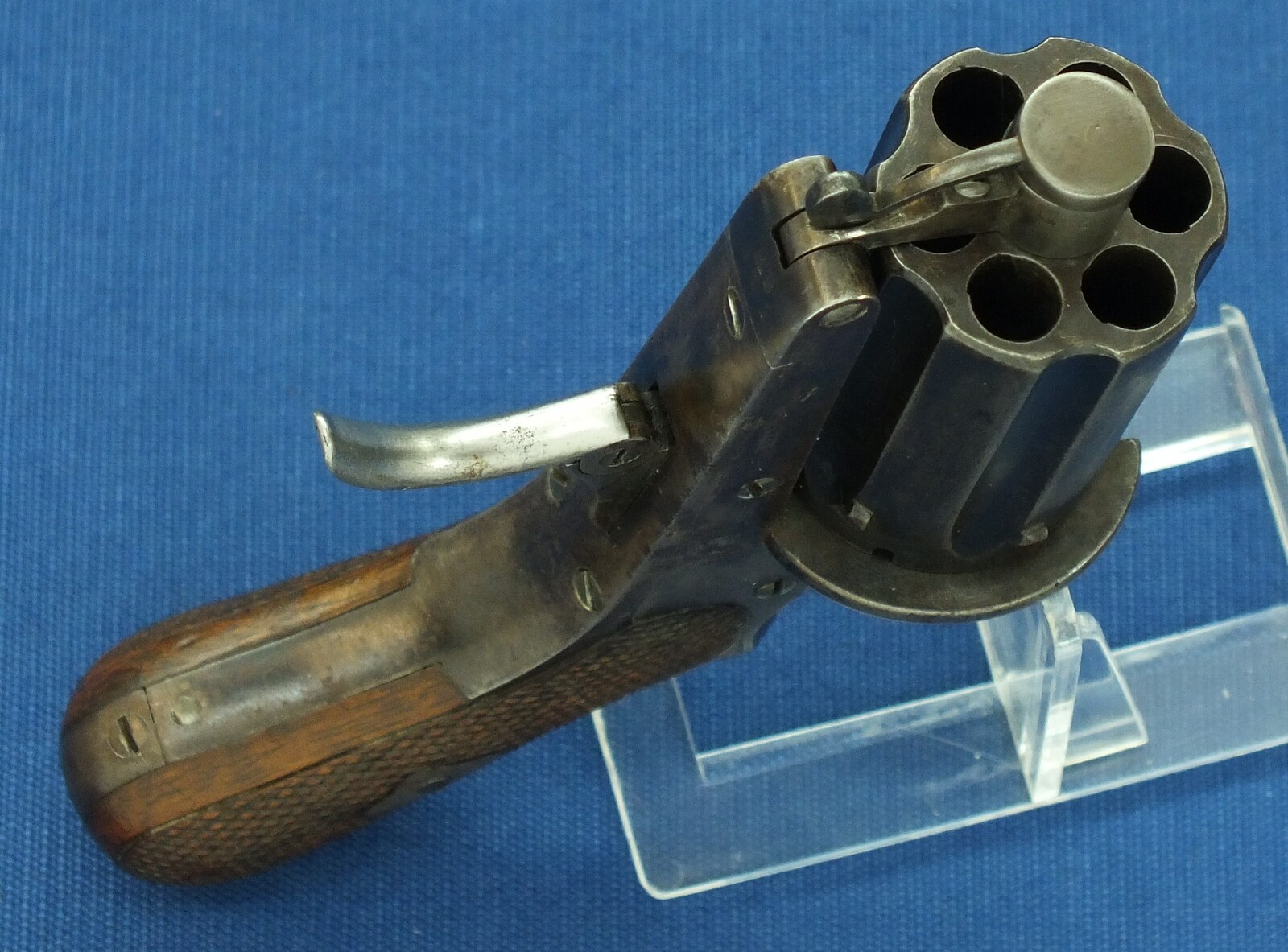 An antique Belgian 6 shot Pinfire Pepperbox by August Francotte A Liege. SN77. Caliber 7mm. Length 14cm. In very good condition. Price 775 euro.