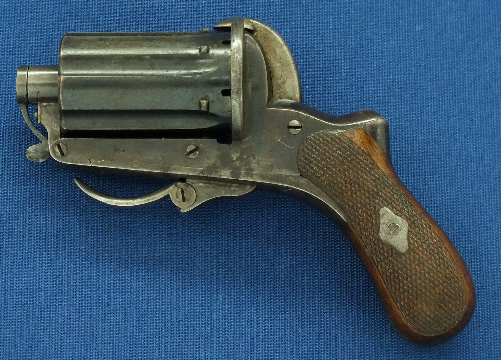 An antique Belgian 6 shot Pinfire Pepperbox by August Francotte A Liege. SN77. Caliber 7mm. Length 14cm. In very good condition. Price 775 euro.