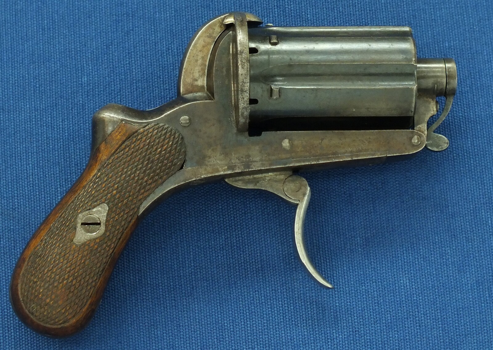 An antique Belgian 6 shot Pinfire Pepperbox by August Francotte A Liege. SN77. Caliber 7mm. Length 14cm. In very good condition. Price 775 euro.