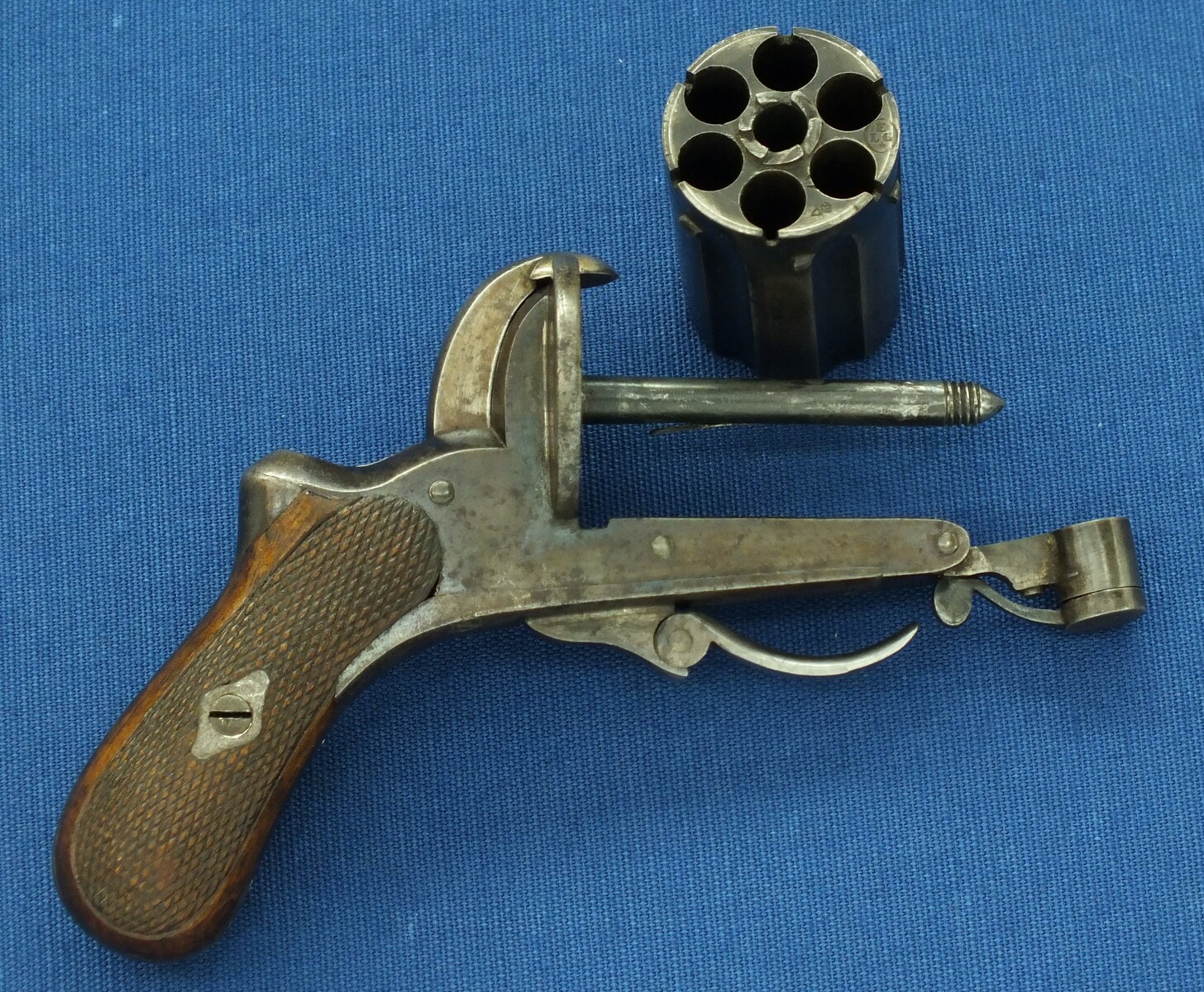 An antique Belgian 6 shot Pinfire Pepperbox by August Francotte A Liege. SN77. Caliber 7mm. Length 14cm. In very good condition. Price 775 euro.