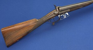 An antique English Double Barreled Pinfire 13 caliber sporting gun by J.E. Siller, 112 North Street, Brighton. Length 112cm. In very good condition. Price 1.450 euro.