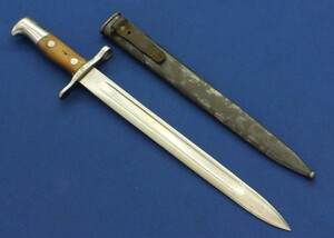 An antique Swiss Model 1889 Bayonet with metal scabbard made by SIG Neuhausen. For Rifle's: Schmidt-Rubin Models 1889, 1896/11. SN164926. Length 44cm. In good condition. Price 125 euro