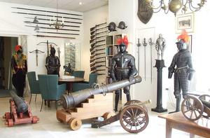 Our collection antique Arms and Armour. Onze collectie antieke Wapens en Wapenrustingen. Unsere Kollektion antike Waffen und RĂ¼stungen. Notre collection des Armes et Armures anciennes.