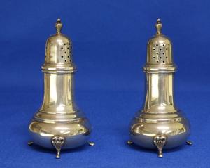 A very nice Silver Salt & Pepper Set, marked STERLING, height 11 cm, in very good condition. Price 250 euro reduced to 200 euro