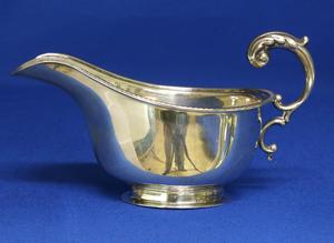 A very nice English Silver Sauce or Gravy Boat, Birmingham 1914, height 7 cm, in very good condition. Price 150 euro reduced to 125 euro