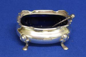 A very nice English Silver Salt Cellar with original blue glass liner, with Spoon,  height 3 cm, in very good condition. Price 150 euro reduced to 95 euro