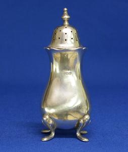 A very nice English Silver Pepper Caster, Birmingham 1907, height 10 cm, in very good condition. Price 150 euro reduced to 98 euro