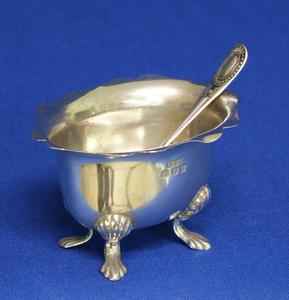 A very nice English Silver Salt Cellar with Spoon, height 4.3 cm, in very good condition. Price 150 euro reduced to 110  euro