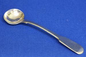 A very nice English Silver Mustard Spoon, London 1841, length 10,5 cm, in very good condition. Price 65 euro  reduced to 45  euro