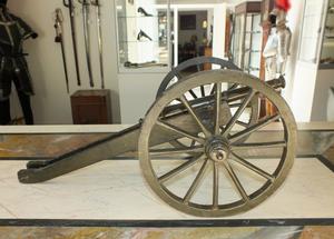 A very nice Antique 17/18th Century Bronze Model Cannon on original carriage, length of the barrel 41 cm, total length 82 cm, in very good condition. Price 4.950 euro