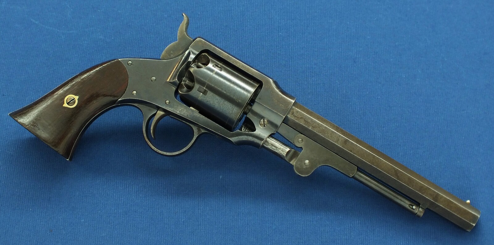 A fine American Rogers & Spencer Army Model 6 shot, 44 caliber single action Percussion Revolver with 7,5 inch barrel. Length 36 cm. in very good condition. Price 4.650 euro.