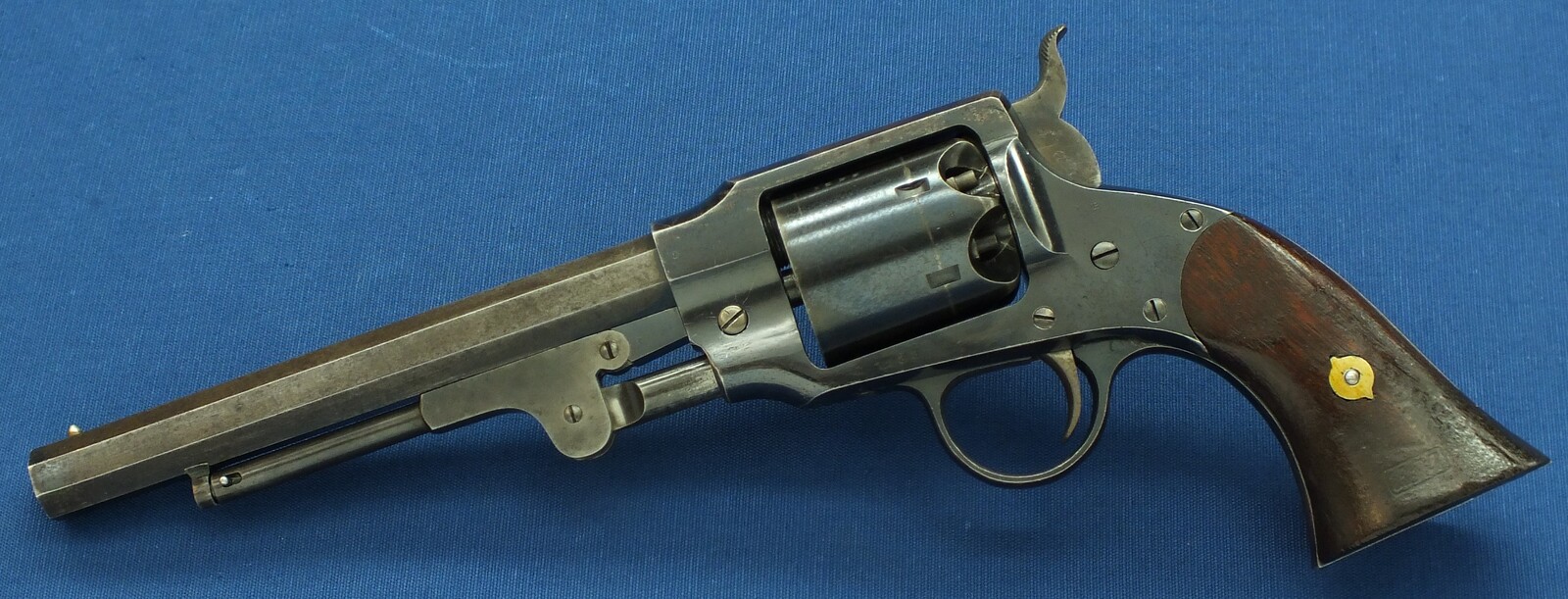 A fine American Rogers & Spencer Army Model 6 shot, 44 caliber single action Percussion Revolver with 7,5 inch barrel. Length 36 cm. in very good condition. Price 4.650 euro.