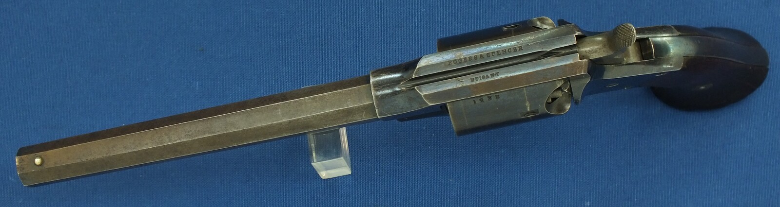 A fine American Rogers & Spencer Army Model 6 shot, 44 caliber single action Percussion Revolver with 7,5 inch barrel. Length 36 cm. in very good condition. Price 4.650 euro.