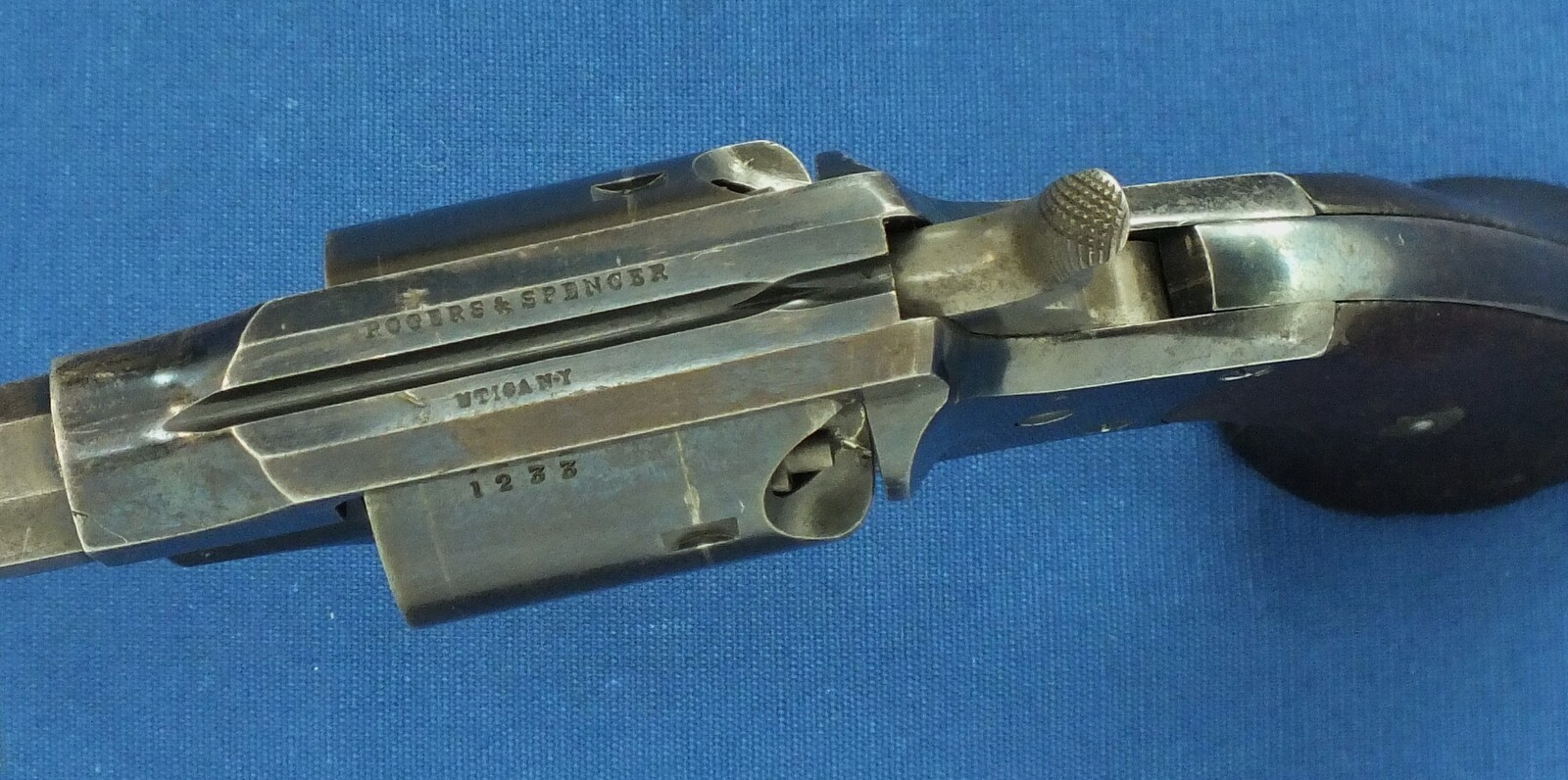 A fine American Rogers & Spencer Army Model 6 shot, 44 caliber single action Percussion Revolver with 7,5 inch barrel. Length 36 cm. in very good condition. Price 4.650 euro.