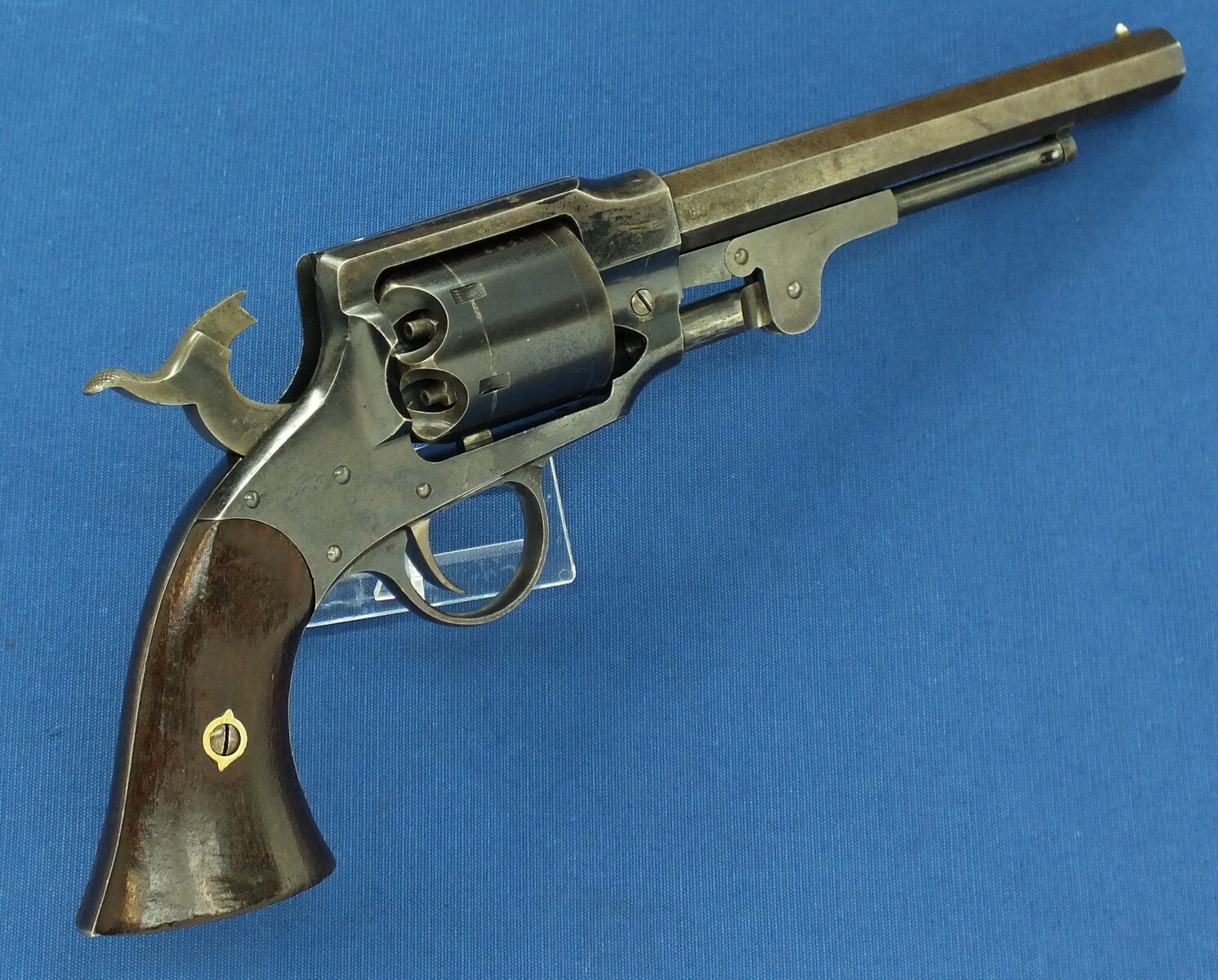 A fine American Rogers & Spencer Army Model 6 shot, 44 caliber single action Percussion Revolver with 7,5 inch barrel. Length 36 cm. in very good condition. Price 4.650 euro.