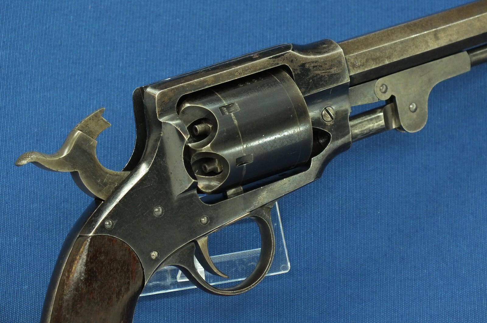 A fine American Rogers & Spencer Army Model 6 shot, 44 caliber single action Percussion Revolver with 7,5 inch barrel. Length 36 cm. in very good condition. Price 4.650 euro.