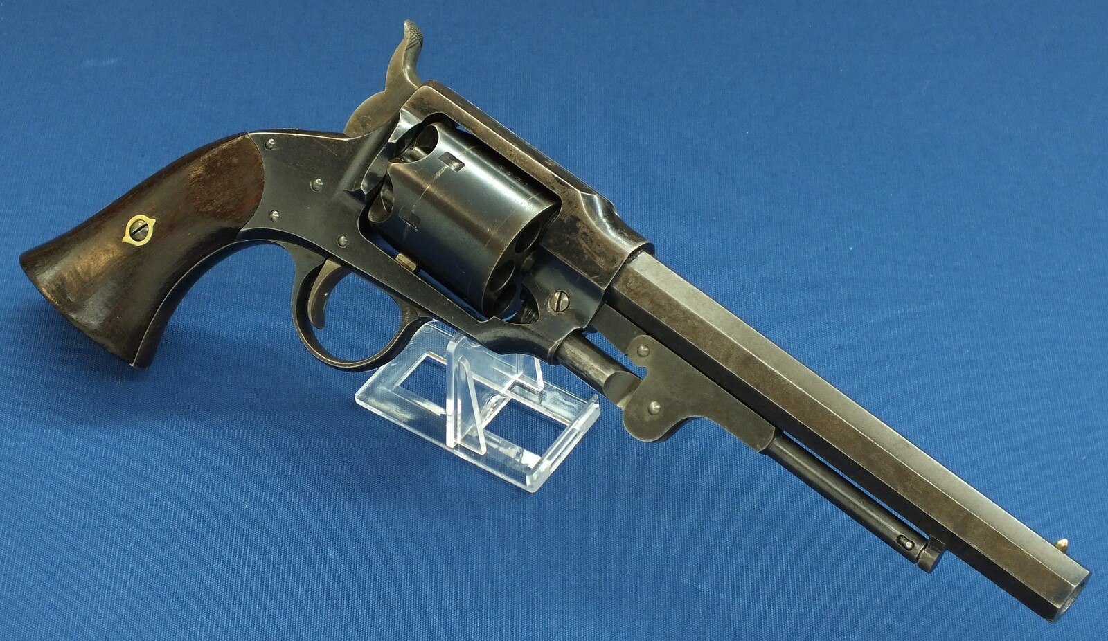A fine American Rogers & Spencer Army Model 6 shot, 44 caliber single action Percussion Revolver with 7,5 inch barrel. Length 36 cm. in very good condition. Price 4.650 euro.