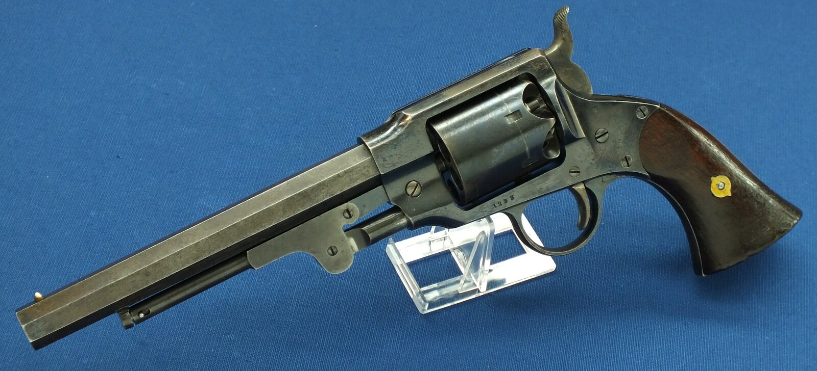 A fine American Rogers & Spencer Army Model 6 shot, 44 caliber single action Percussion Revolver with 7,5 inch barrel. Length 36 cm. in very good condition. Price 4.650 euro.
