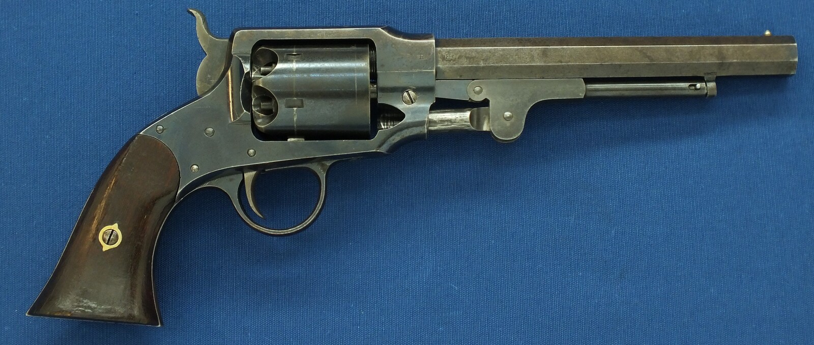 A fine American Rogers & Spencer Army Model 6 shot, 44 caliber single action Percussion Revolver with 7,5 inch barrel. Length 36 cm. in very good condition. Price 4.650 euro.