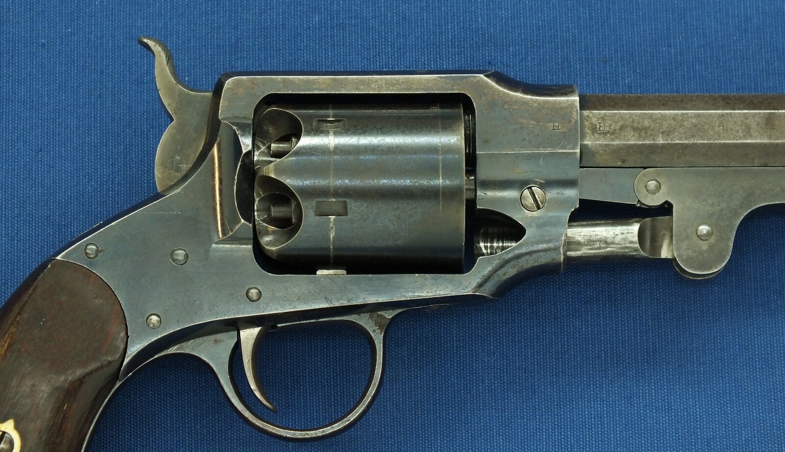 A fine American Rogers & Spencer Army Model 6 shot, 44 caliber single action Percussion Revolver with 7,5 inch barrel. Length 36 cm. in very good condition. Price 4.650 euro.
